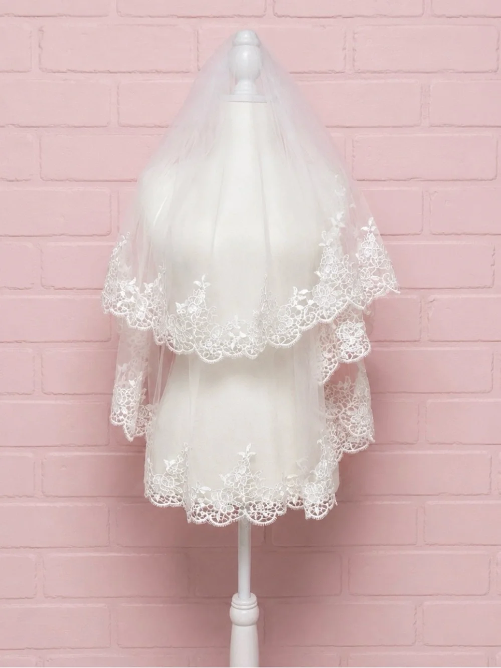 Lace-Edged Bridal Veil in White
